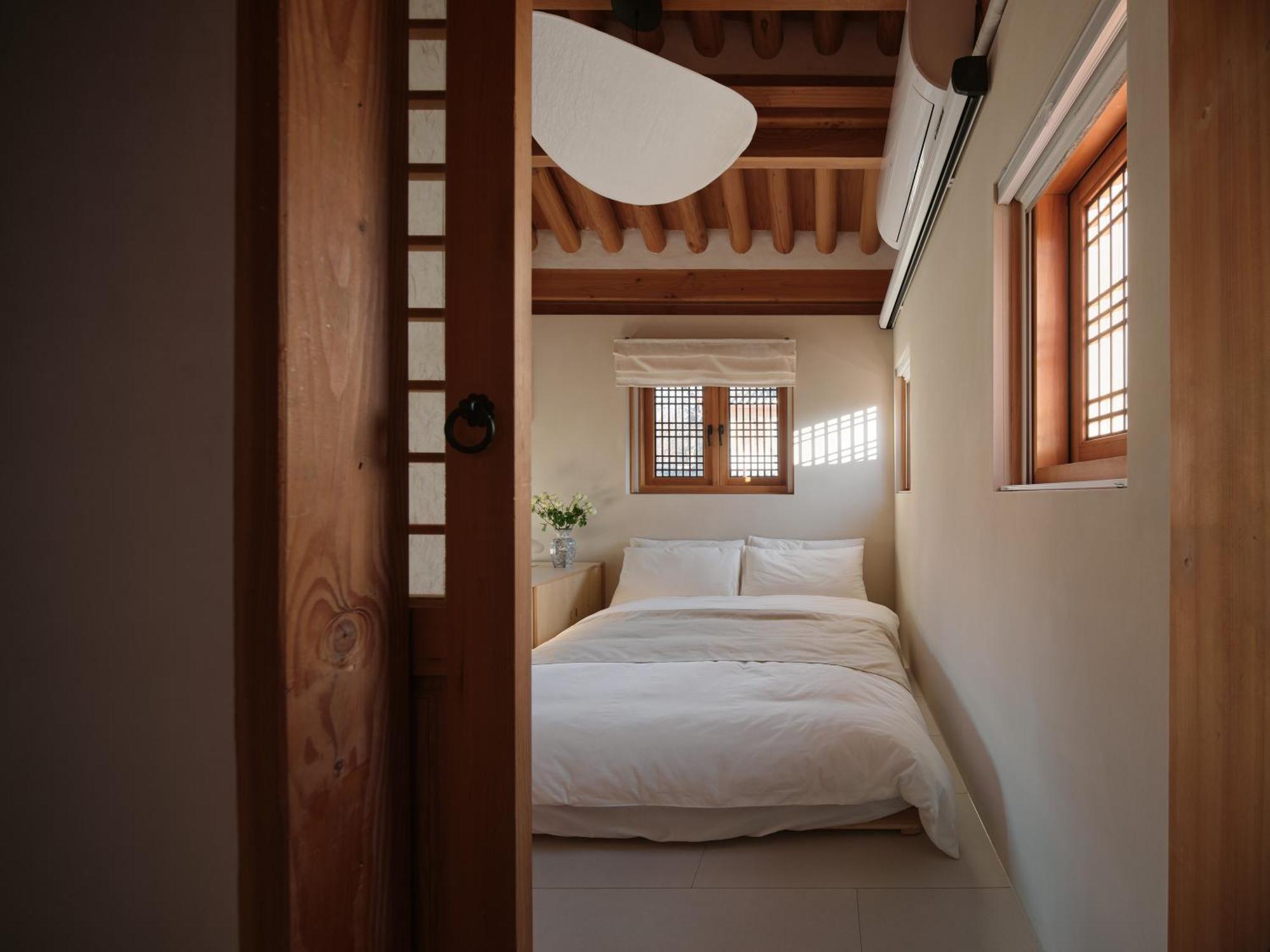 The Korean Traditional Hanok In Downtown Seoul For Convenient Public Transportation - Seoul Ari Экстерьер фото
